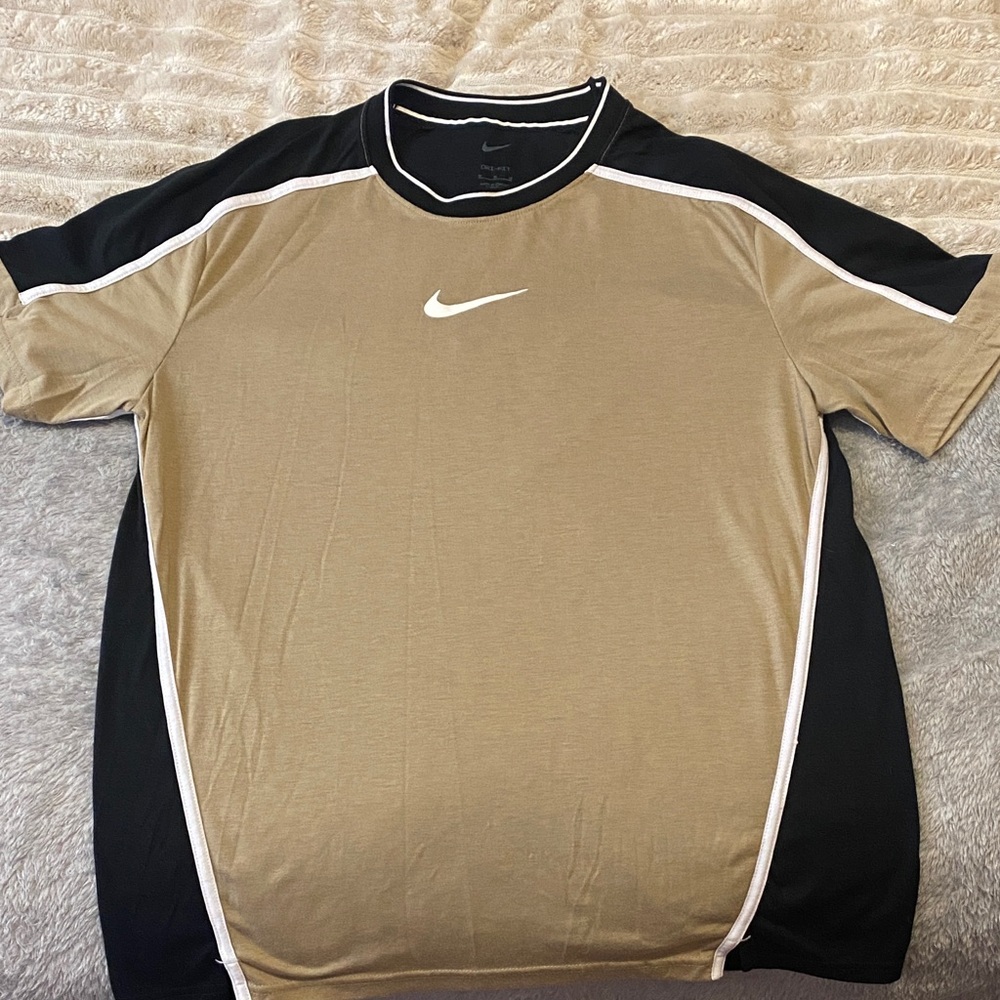 Nike Men's Black and Tan Short Sleeve Tee